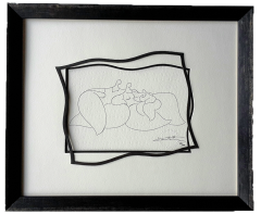 Encadrement dessin de Toutain : ouverture en chantourné en haut et à droite, ouverture droite en bas et à gauche, filet chantourné, en relief, en décallé noir (28 cm x 34 cm)